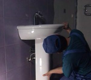 Встановлення раковини у ванній кімнаті в Стрию