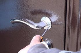 Заміна дверної ручки металевих дверей в Стрию