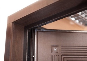 Встановлення лиштви на вхідні двері в Стрию